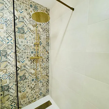 Stylish Near Center *