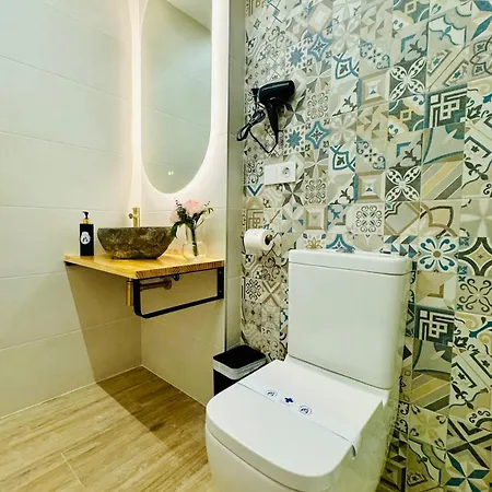 Stylish Near Center *