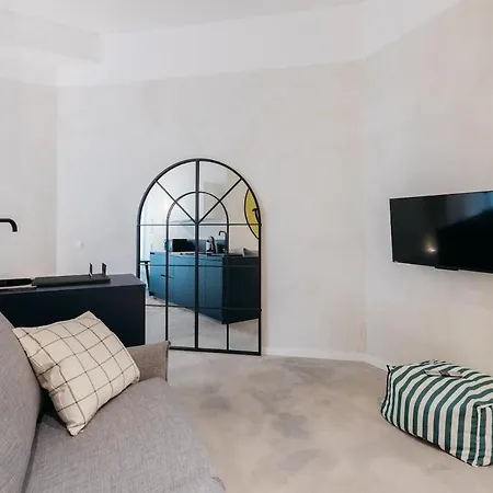 Apartment Trendy Retreat In *