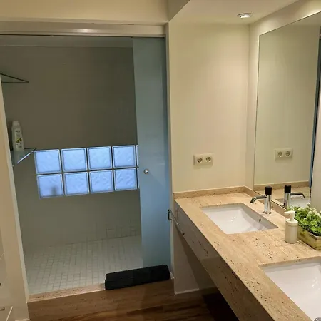 Spacious In With Sea View - 160 Sqm דירה *