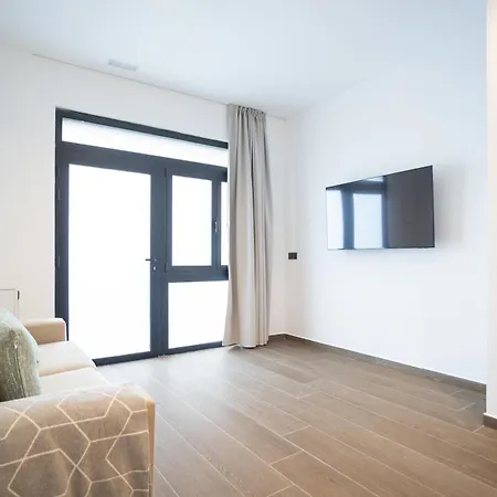 Flats-moderno, Junto Al Roig Arena *