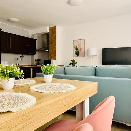 Abat 2 Cool & Wide Flat Next To The Cathedral *