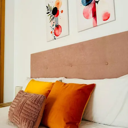 Abat 2 Cool & Wide Flat Next To The Cathedral *