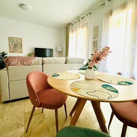 Abat 1 Cool & Wide Flat Next To The Cathedral Апартаменты *