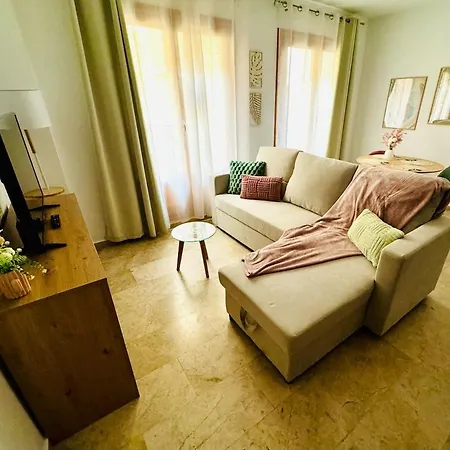 Abat 1 Cool & Wide Flat Next To The Cathedral *