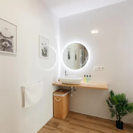 Stylish With Easy Access To Valencias شقة فالنسيا