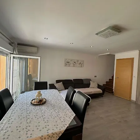 Casa Con Barbacoa En Urbanizacion Privada Villa *