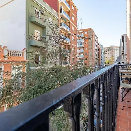 Hogar Tradicional Con Balcon Cerca De La Playa