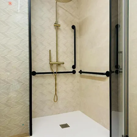 Modern With Style Near Center Apartment *