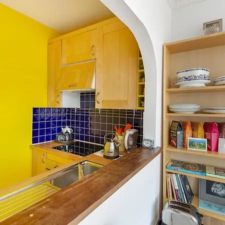 Apartment Single Bedroom With Roof Terrace In Great Location *