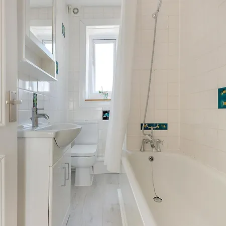 Single Bedroom With Roof Terrace In Great Location *