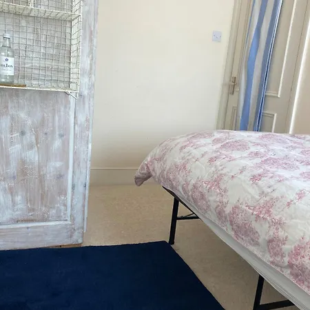 Single Bedroom With Roof Terrace In Great Location Apartment