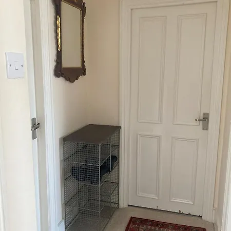 Apartment Single Bedroom With Roof Terrace In Great Location *