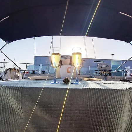 On A Sailing Boat In 船上ホテル