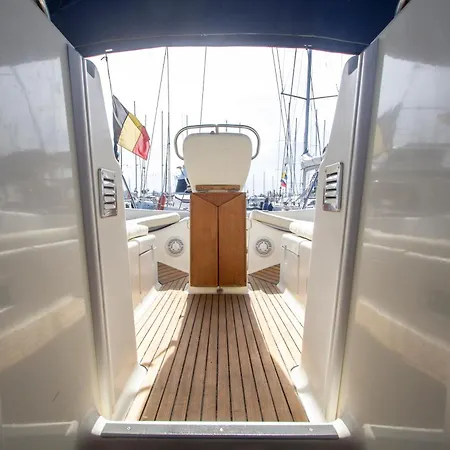 船屋 On A Sailing Boat In