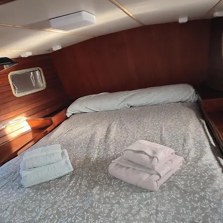 Romantic Sailboat Валенсия