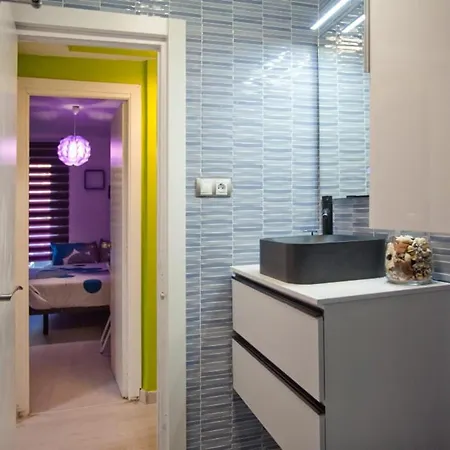 4-bed Sleeps 7 Free Parking *