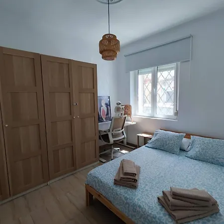 Al Lado De La Playa Malvarrosa *