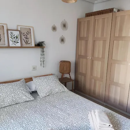 Al Lado De La Playa Malvarrosa *