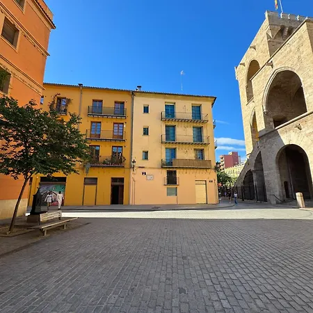 Bonito Justo Junto A La Torre De Quart * Valenza