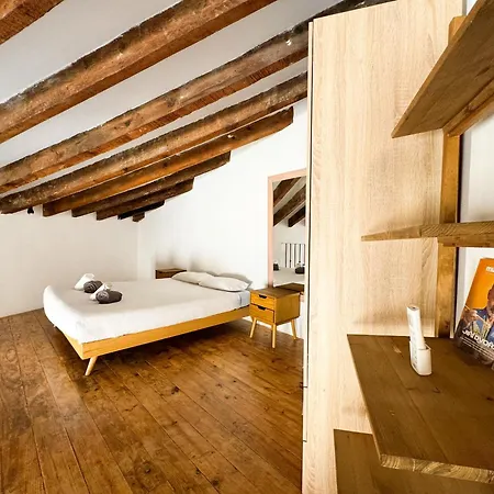 Bonito Justo Junto A La Torre De Quart