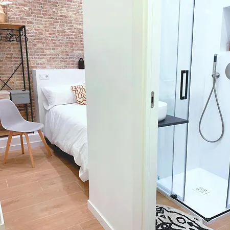 Private With Bathroom, Netflix & Wifi Homestay