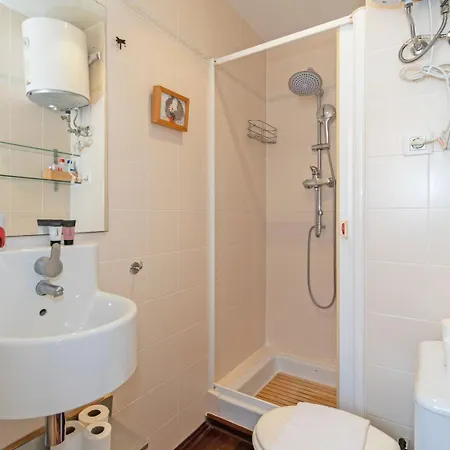 Daire Guestready - Lovely With A Terrace