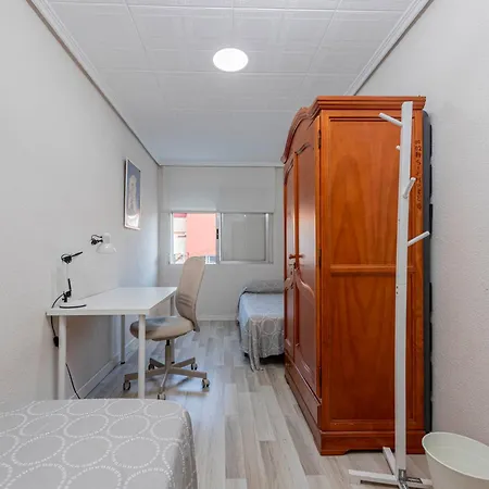 En El Cabanyal Enfrente De La Marina Real *