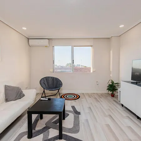 Apartman En El Cabanyal Enfrente De La Marina Real *