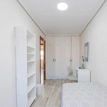 En El Cabanyal Enfrente De La Marina Real *