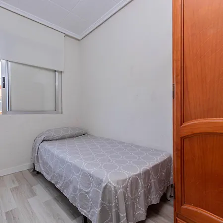 En El Cabanyal Enfrente De La Marina Real Apartamento *