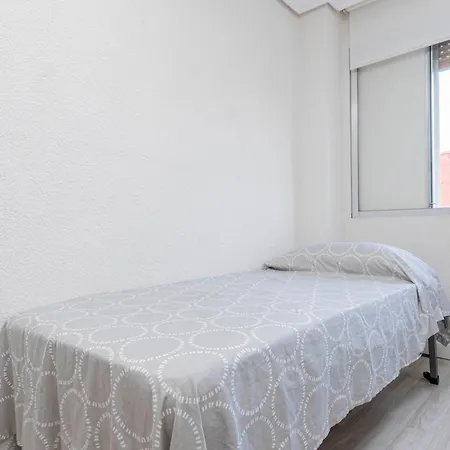 En El Cabanyal Enfrente De La Marina Real *