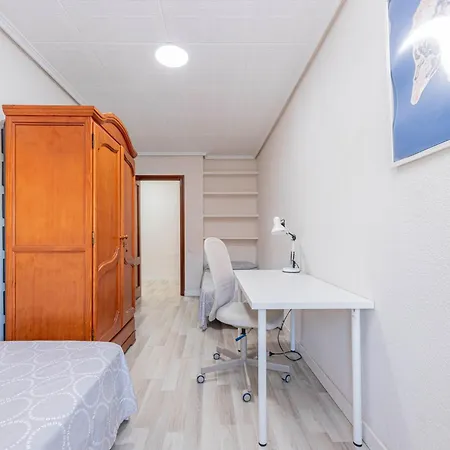 En El Cabanyal Enfrente De La Marina Real Apartamento *