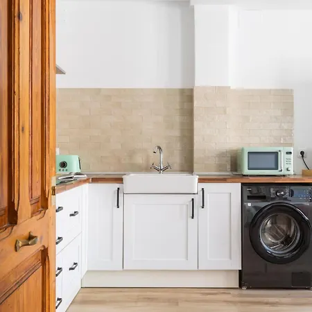 Luxury New 10 Min Walk To The Beach, Late Checkout Apartman