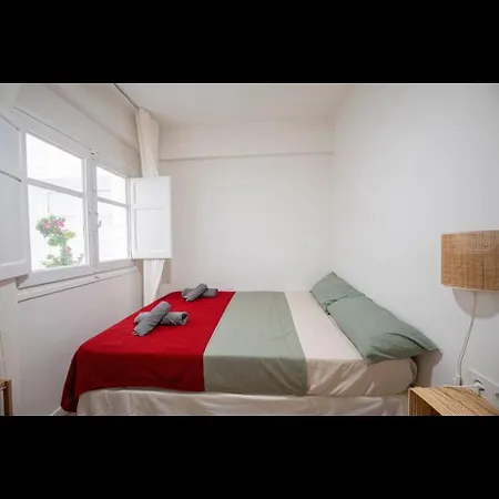 Habitación Luminosa En Piso Compartido * Valencia