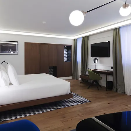 One Shot Reina Victoria 4* Valencia