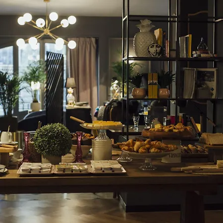 One Shot Reina Victoria 4* Valencia