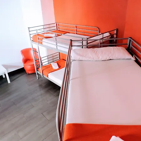 Hostal Feetup Backpackers *