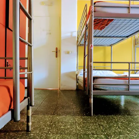 Feetup Backpackers Hostal *