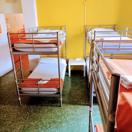 Hostal Feetup Backpackers *