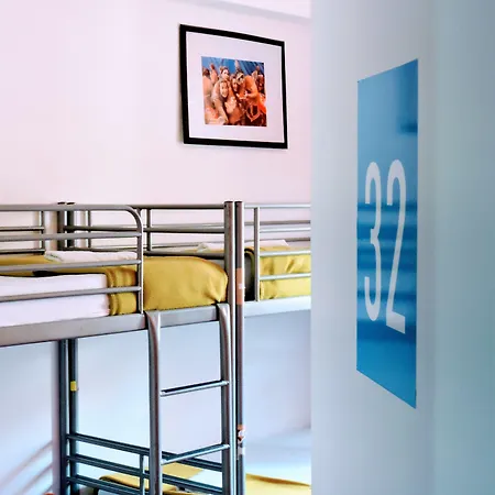 Feetup Backpackers Hostal *