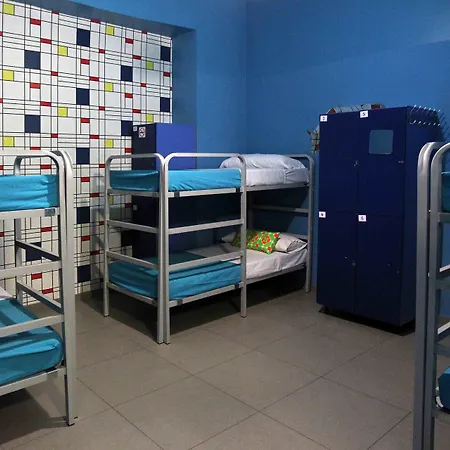 ホステル レッド ネスト *