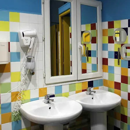 ホステル レッド ネスト *