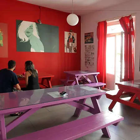 Red Nest אכסניה