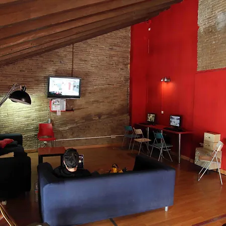 Red Nest אכסניה