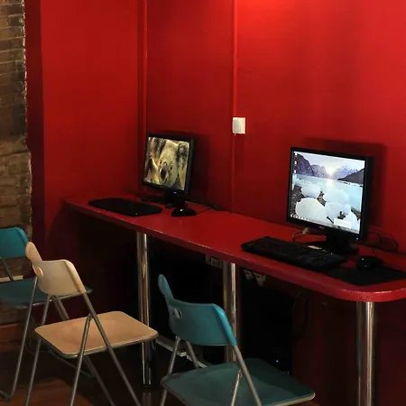 レッド ネスト ホステル *