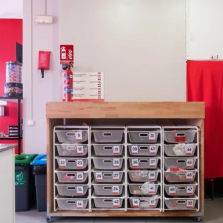 レッド ネスト ホステル *