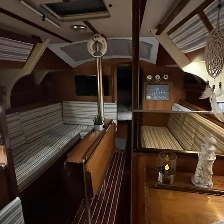 Unique Experience In Sailboat! In The 4 Seasons!! B Shi Bådhotel *