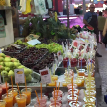 Apartament Window To Market