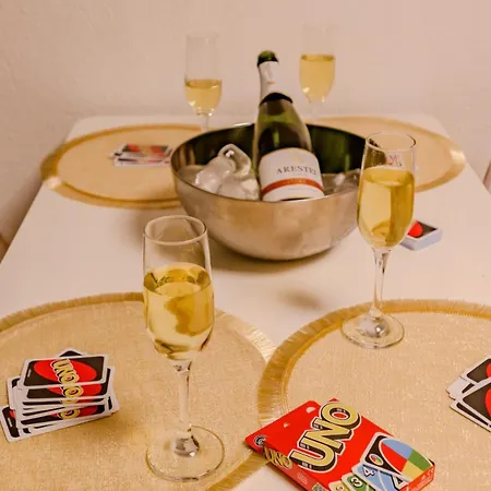 Cabanal Beachfront , 1 Min To Sea , Ac , Coffee , Balcony , Fastwifi Appartamento Valenza